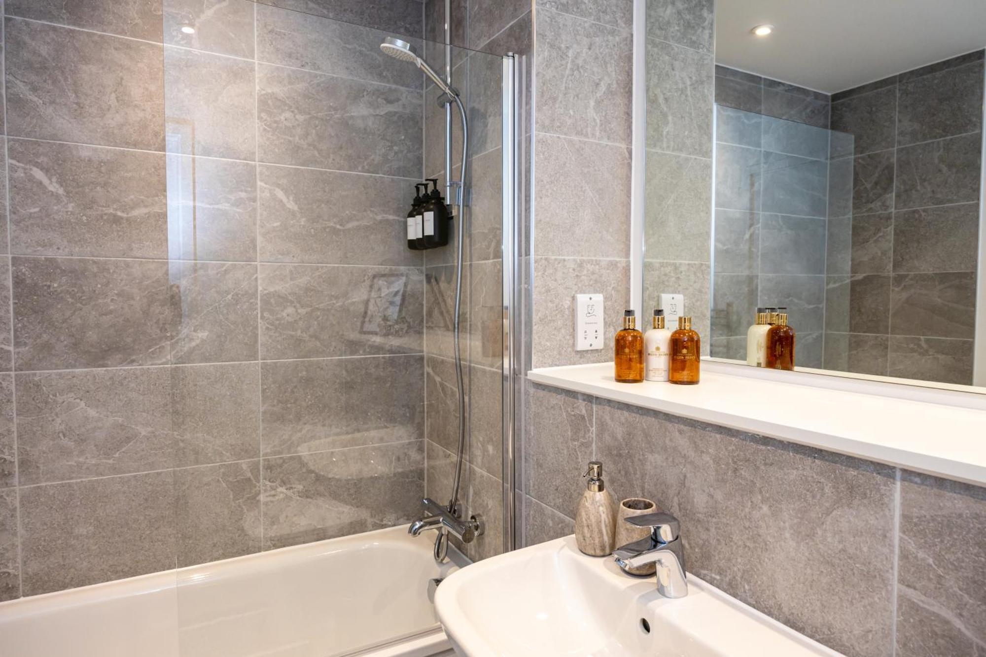 Pet Friendly 2Br Near Station By Asquare Letting Apartment Manchester Exterior photo